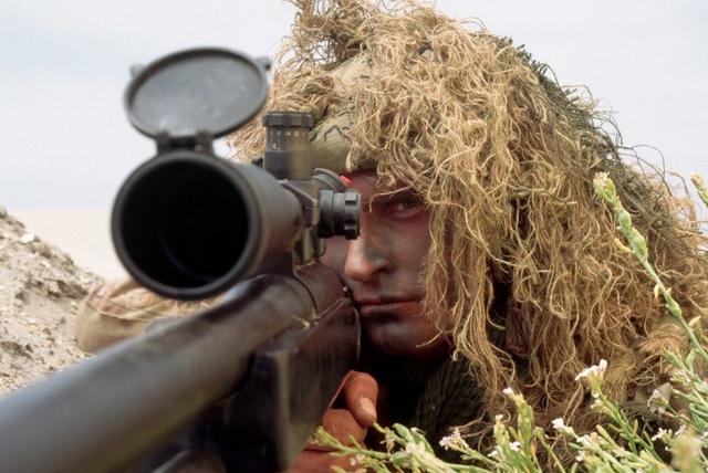 给你一把狙击枪你能够狙到人吗别想多了你连瞄准镜都不会看