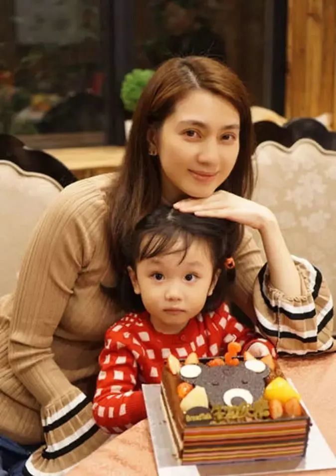 未婚先孕男友不承认,现姐弟恋幸福美满|洪欣|张丹峰|莫少聪_新浪新闻