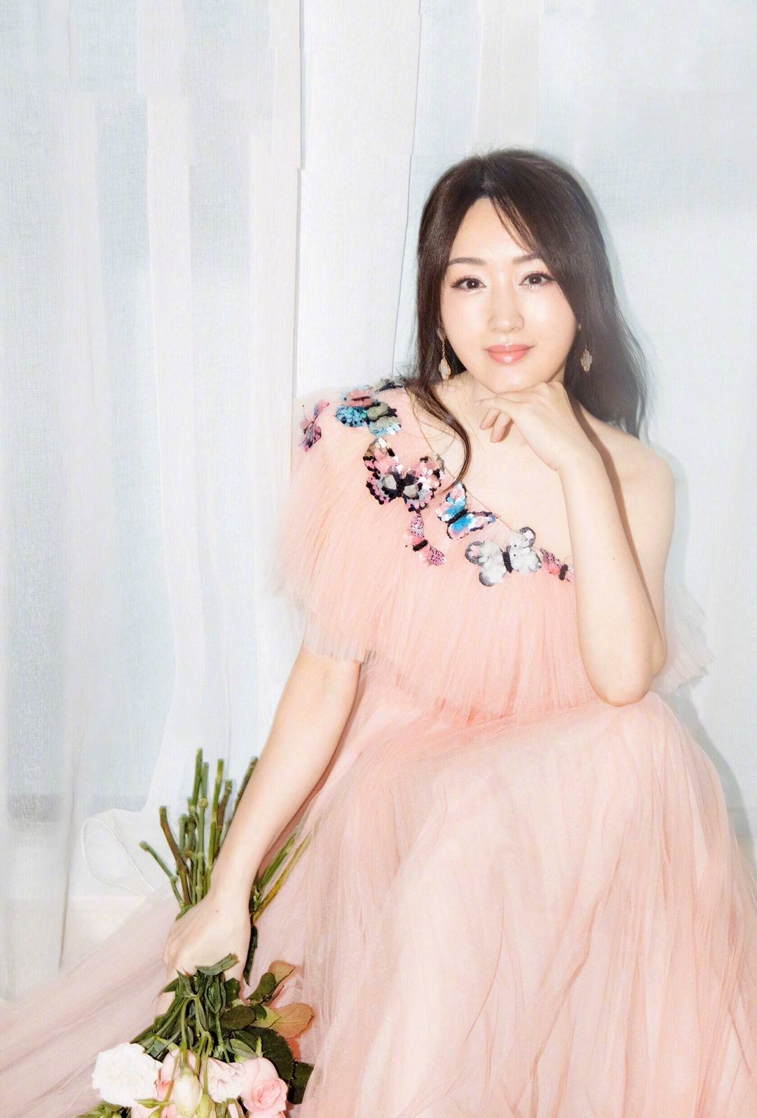 杨钰莹不老女神,白色衬衫配牛仔短裤清爽时髦,少女感扑面而来