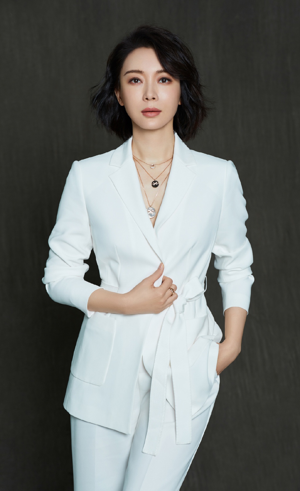 陈数穿1万4的亮钻高跟鞋出镜,配白色v领西装,美得优雅大气