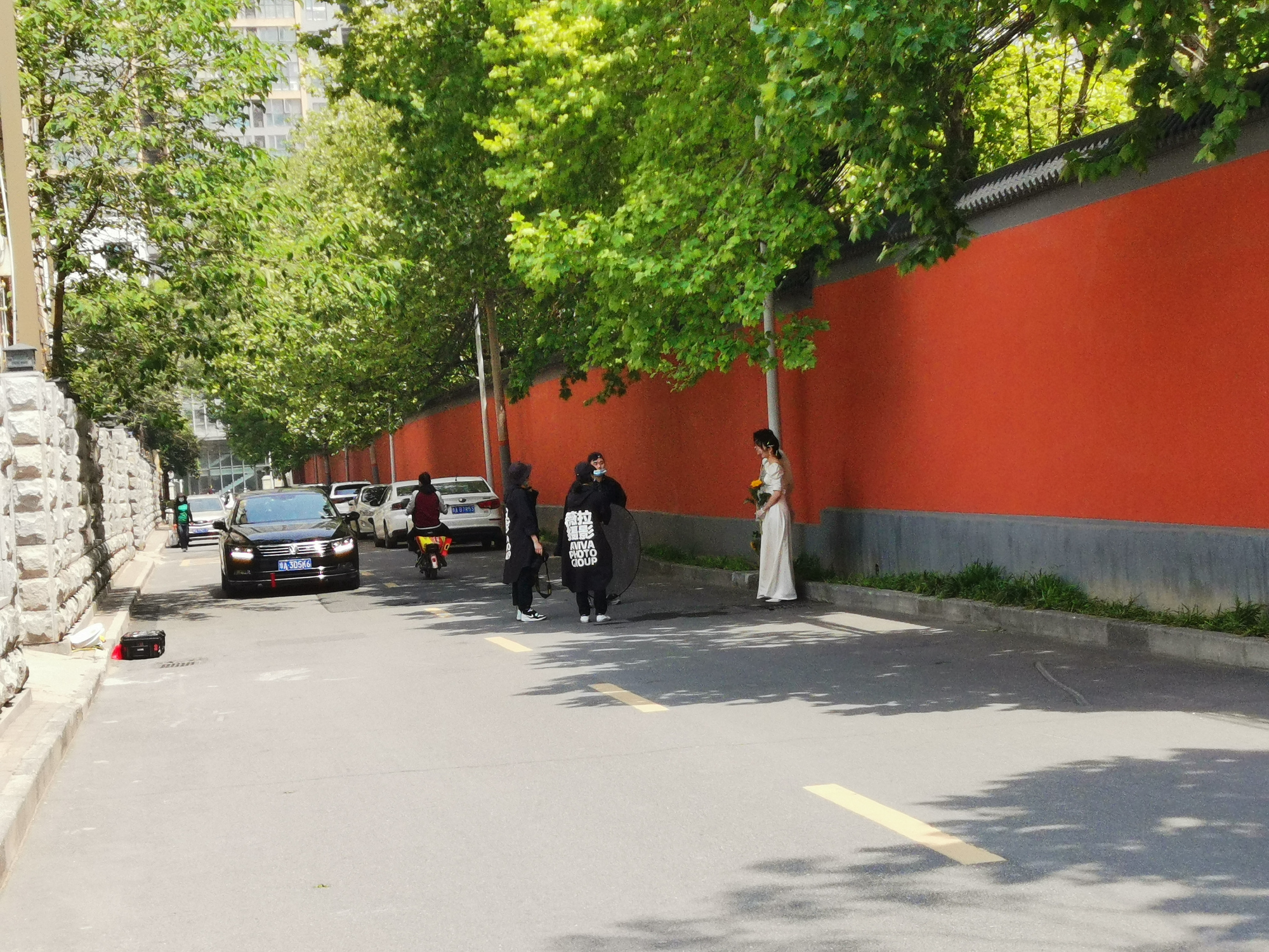 连心里的红,也吸引了一些人来拍婚纱照,简单朴素的外景,不需另花费