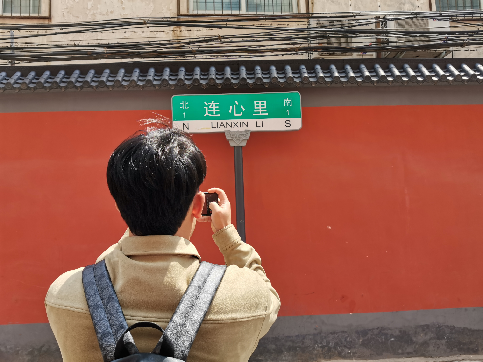 在郑州这座钢铁城市里,连心里的存在,为无数年轻人提供了一个供爱情