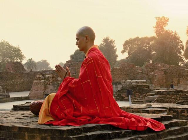 我国最帅的和尚身材颜值学历高吸引众多女游客拍