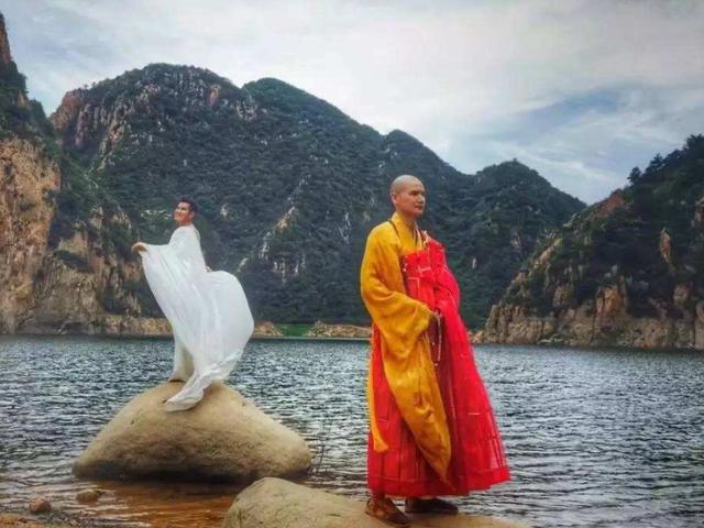 我国最“帅”的和尚,身材颜值学历高,吸引众多女游客拍|寺庙|僧侣|和尚_新浪新闻