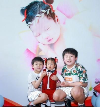 邹市明全家为小儿子庆生仨孩用一张脸