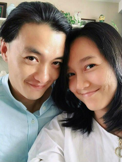 穿情侣装散步被拍,周一围为朱丹擦嘴显爱意,少年感十足去油成功