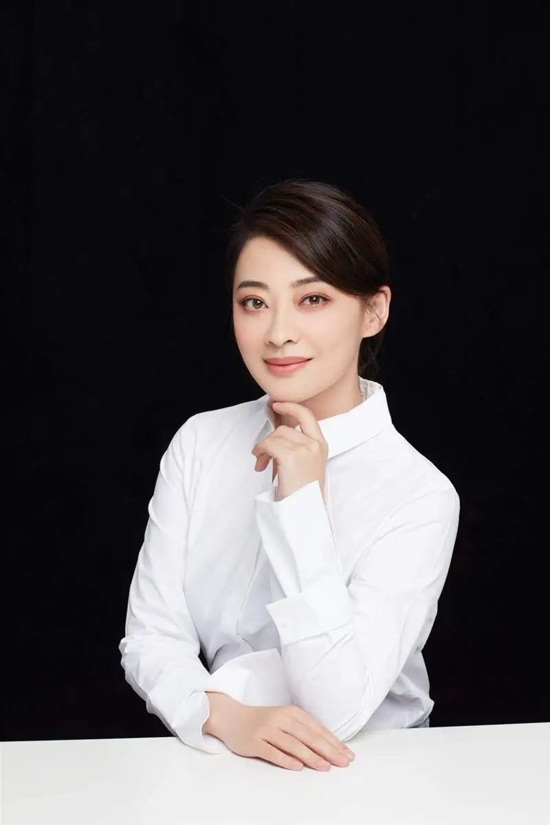 梅婷真会穿!翻领皮风衣搭超短裤,高级感挡都挡不住