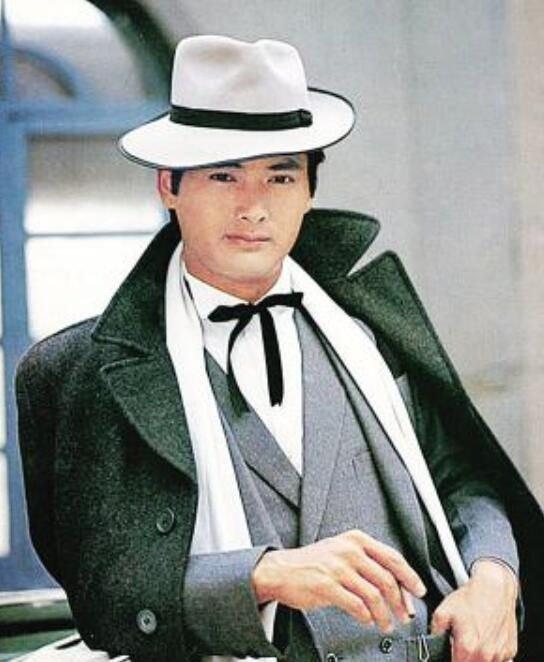 许文强重情重义,他虽然想当一名痞子,但骨子里却流着文化人的血,"大哥