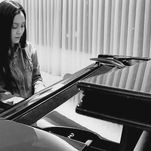 5月9日传来了关于范玮琪的新消息,她首次晒出黑白照片,而且配文喊话要