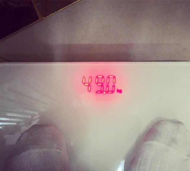 沈梦辰晒98斤真实体重,狂吃东西不胖反瘦,三天瘦两斤惹人羡