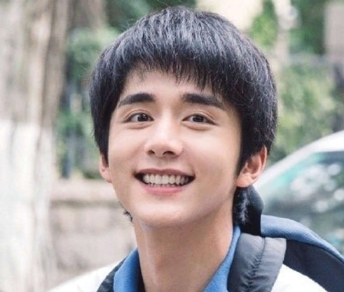 拥有治愈系笑容的娱乐圈男神,不笑时生人勿近,笑起来如沐春风!