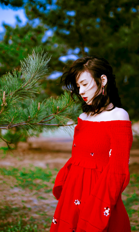 郑合惠子穿红裙太惊艳一字肩连衣裙浪漫优雅显白又青春靓丽