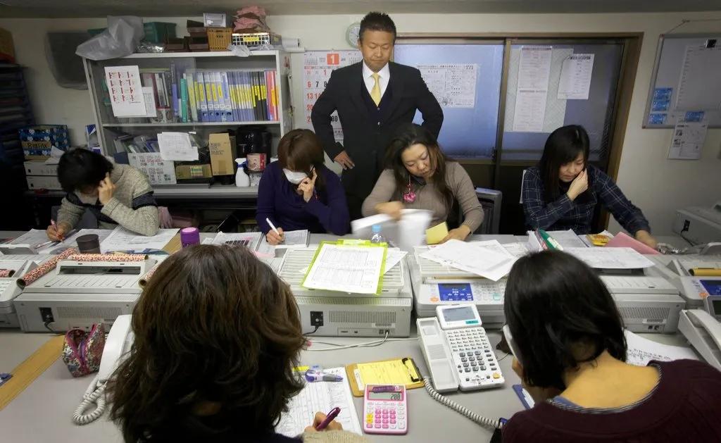 为什么居家办公的日本人还得天天去公司?