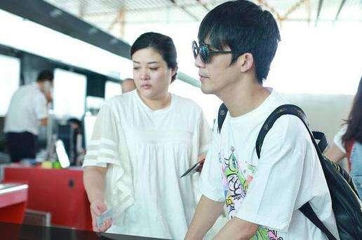 大张伟罕见和老婆走机场,老婆穿粉色背4万包,体态丰腴很有福相