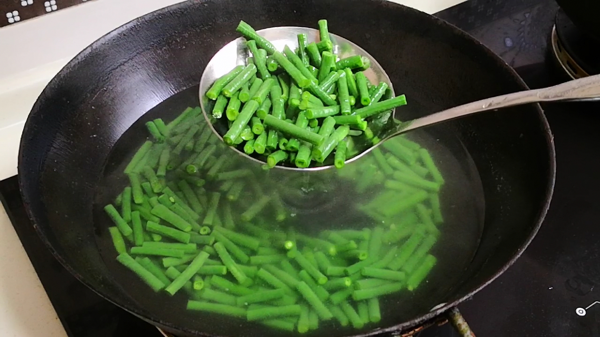 一样是蔬菜焯水和不焯水有啥区别很多人不懂吃了胃肠不适