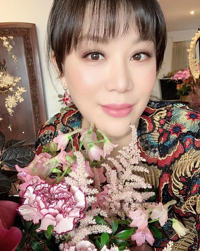 岁关之琳出镜显老态,浓妆盖不住皱纹|关之琳|吕良伟|杨小娟_新浪新闻