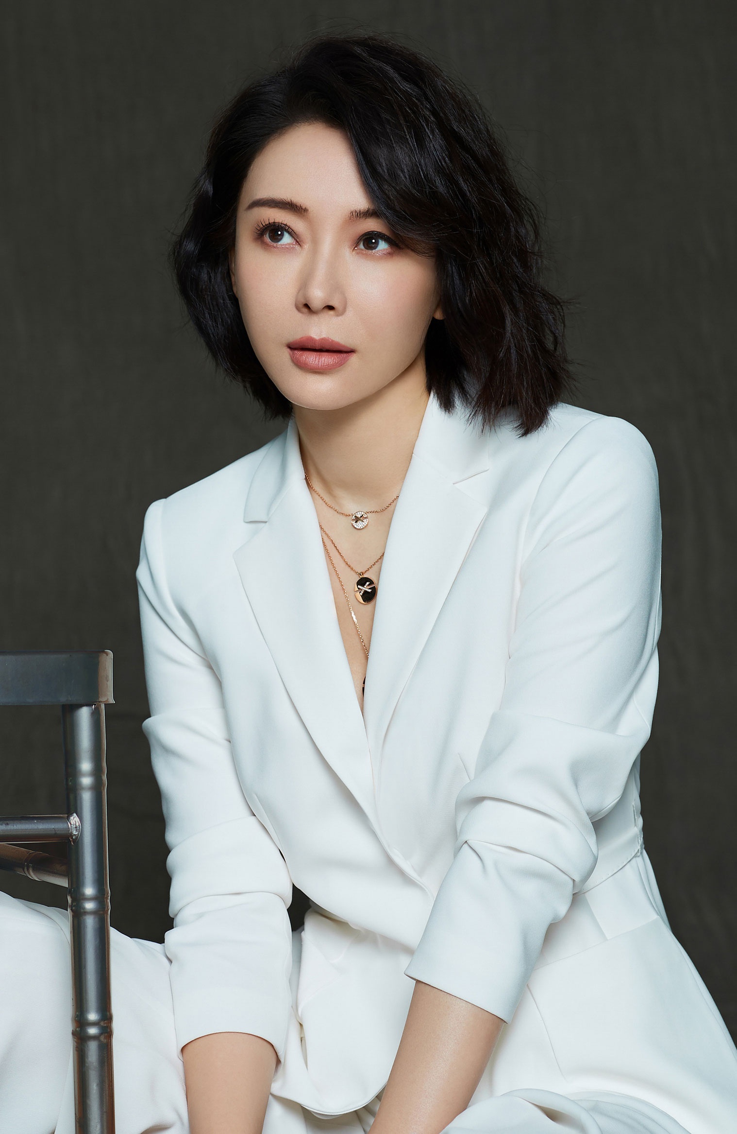 陈数穿1万4的亮钻高跟鞋出镜,配白色v领西装,美得优雅大气