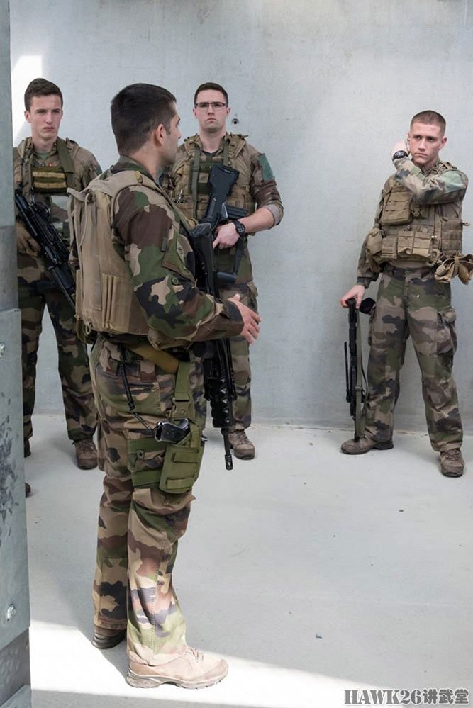 武德充沛法军第126步兵团城镇作战演练士兵端着机枪搜索敌人