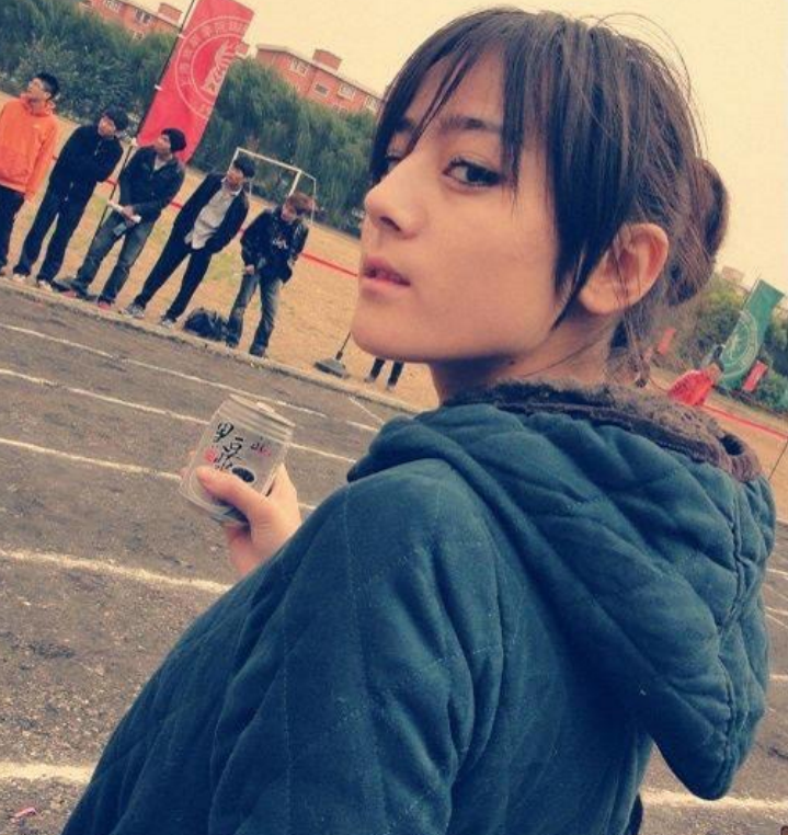 迪丽热巴上学时是"叛逆少女"?化非主流浓妆,颜值变化太意外