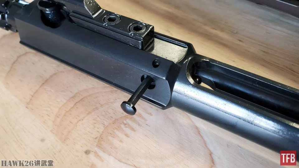 枪机头内部有两个弹性抛壳挺,同时配备了更坚固的抽壳钩.