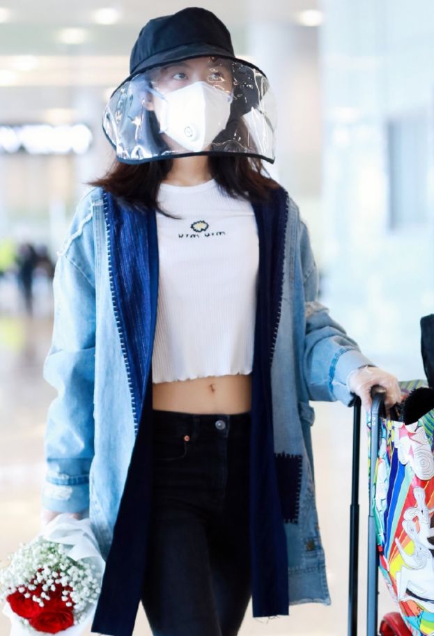 赵今麦穿紧身裤现身机场,生图下无意暴露真实腿围:确定17岁