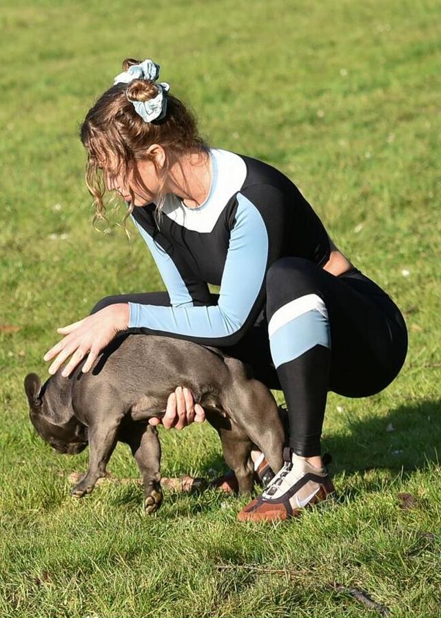 女星乔治亚·哈里森现身拉夫顿遛狗拍照,她有着别样的魅力