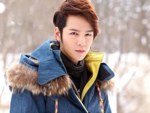 岁时就凭借热门古装剧《黄真伊》里的初恋"金恩浩"一角而成为很多韩剧