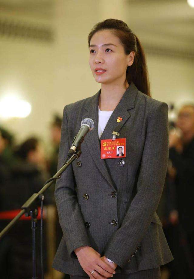 而在不久前,魏秋月和袁灵犀的儿子也迎来了百日,昔日排球女神魏秋月在