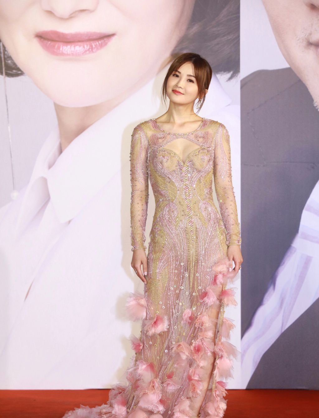 37岁蔡卓妍真豪放穿镂空透视礼服裙离开滤镜脸部好圆润