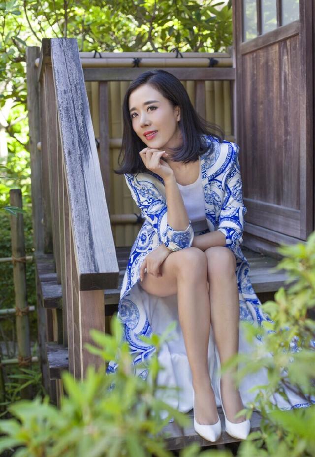 颜丹晨也是时髦精,把墨绿色连体裤穿出了新高度,照着穿也美翻了