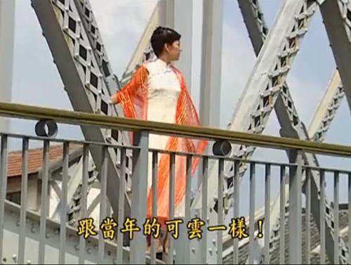 电视剧是在什么时候,但依萍一身白衣披着红色披肩从桥上跳下去的场景