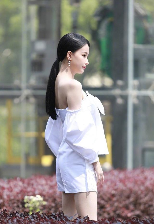 穿抹胸短裙秀无敌长腿直角肩,网友:仙女下凡