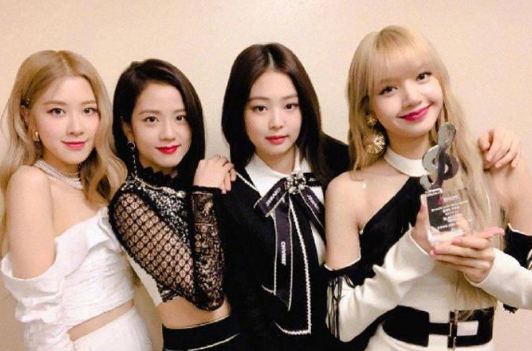 lisa作为组合的舞蹈担当,她跳的很多舞蹈都出圈了,比如《attention》