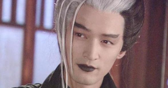 杨幂在《倩女幽魂》中的造型也是雷出了新天际,仿佛头顶一个鸟窝,这是