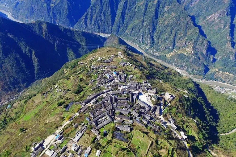 图@门牙从老姆登村沿着山路开车5-10分钟,便可以抵达知子罗村.