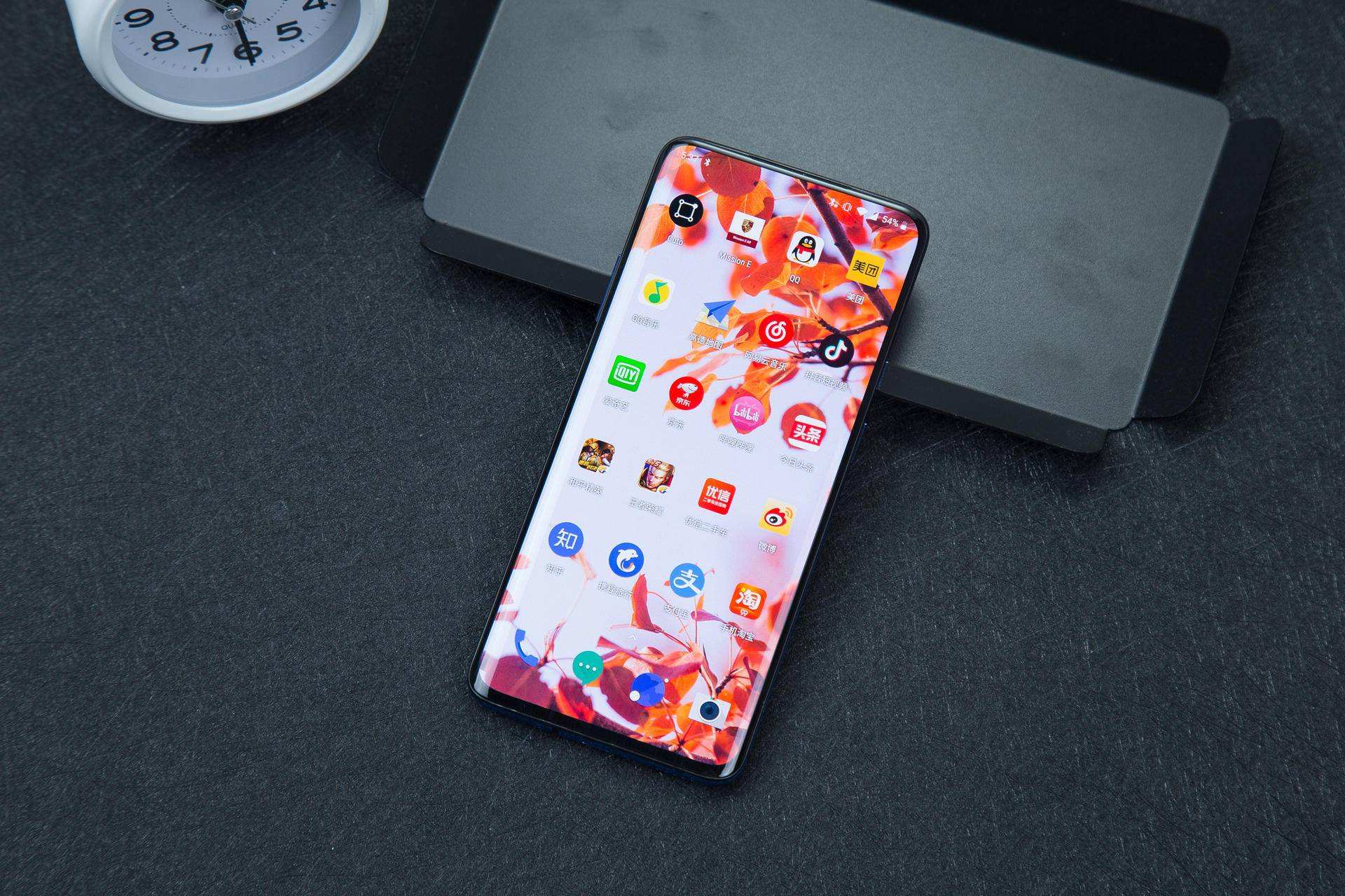 一加8 pro也有30w的无线充电和30w的闪充技术,不用担心手机会发生没电