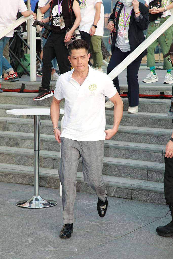 郭富城线上演唱会,32岁娇妻携女儿亮相,2岁chant扎哪吒头太可爱