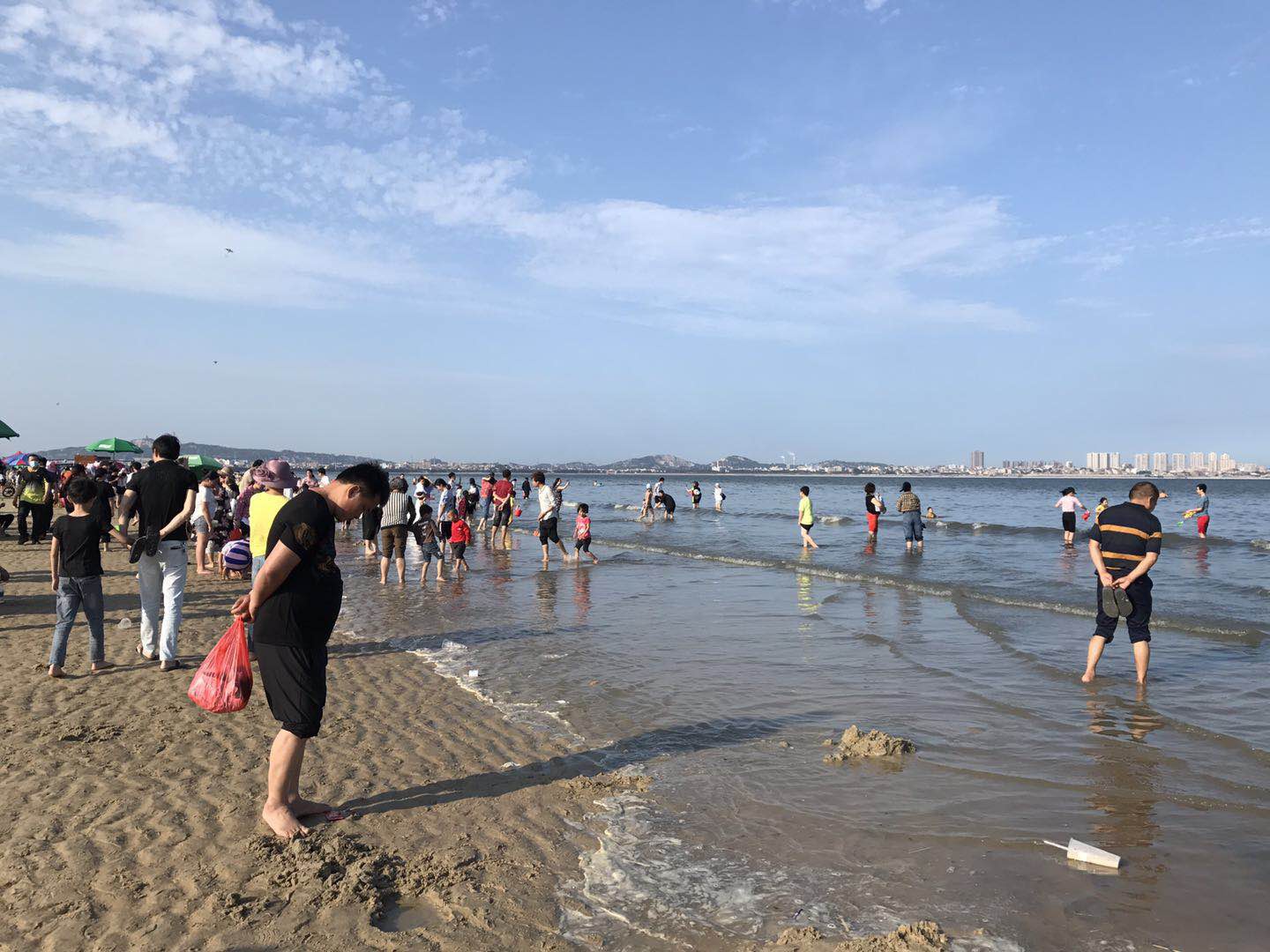 沙细滩平的晋江衙口五一爆火,到访游客很多,但这些方面