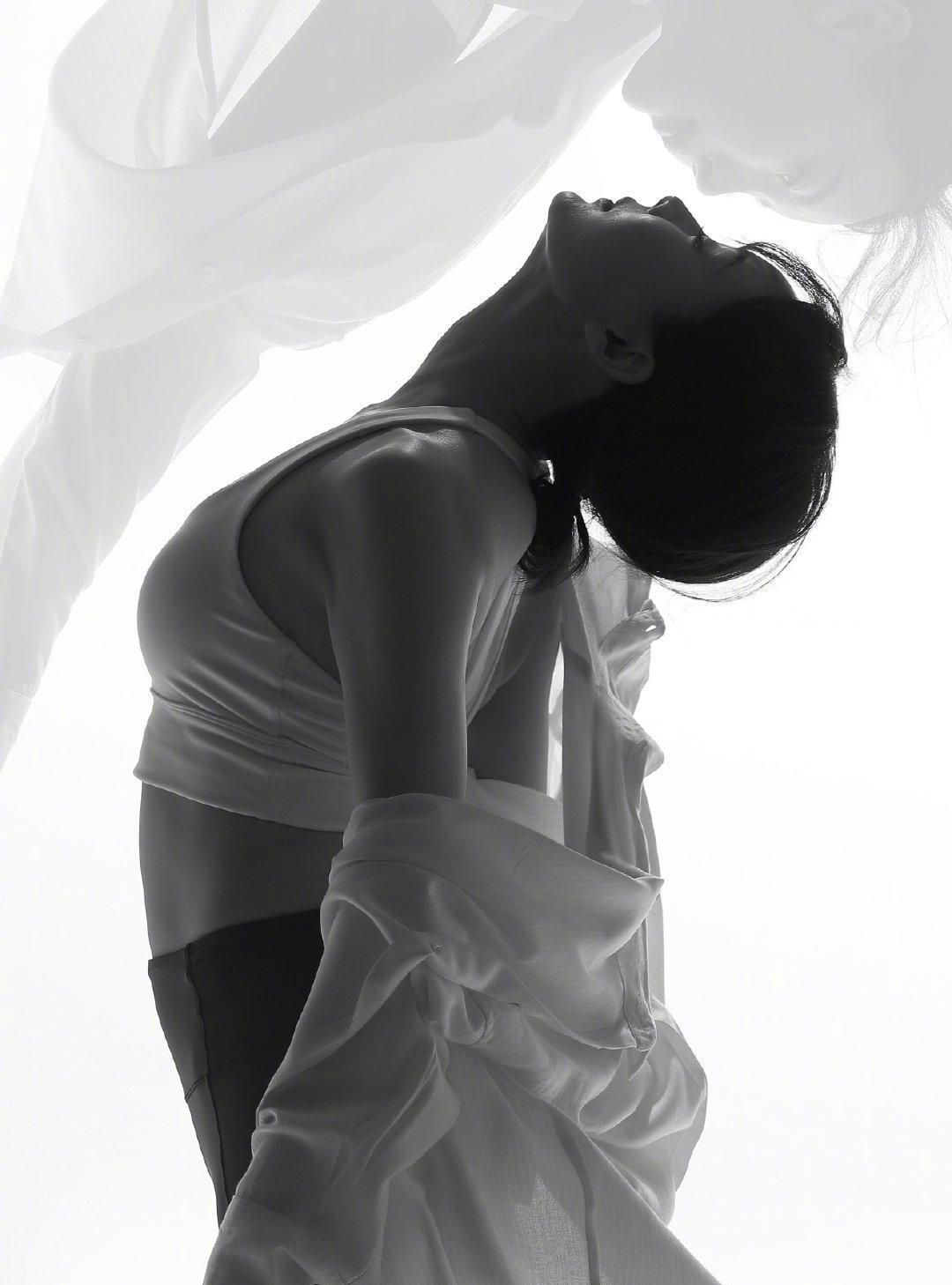 陈数晒跳舞照优美舞台造型功底深厚动作优雅尽显好身材