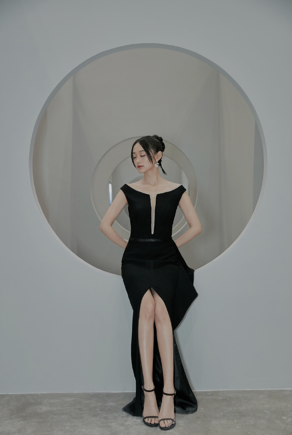 何泓姗变"长发公主",穿印花上衣配豹纹透视裙,冷艳气质好迷人