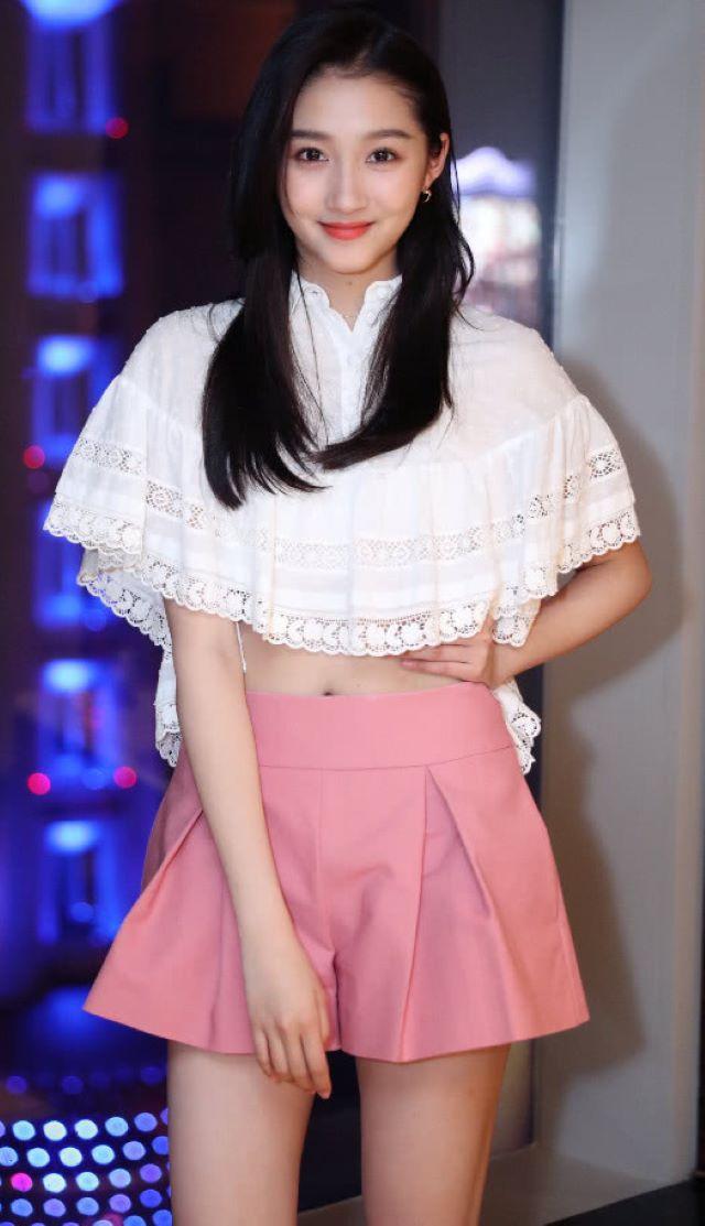 关晓彤现身国外"捞金"!复古长裙直接在街头拍照,无人围观好尴尬