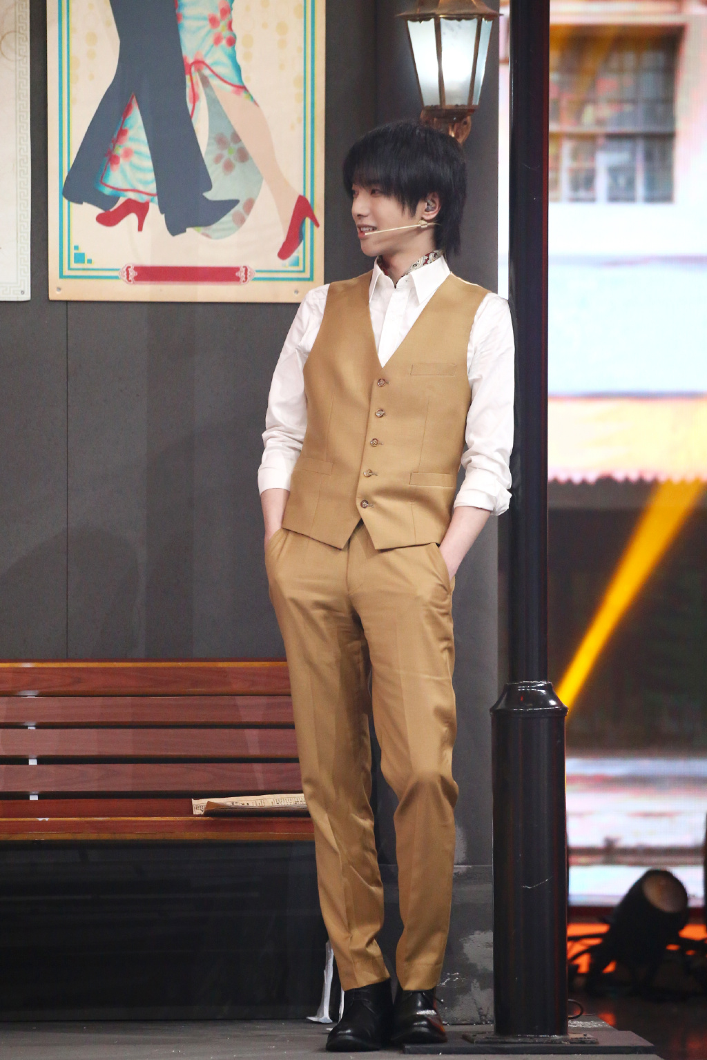 被华晨宇惊艳了,穿精致复古装配金丝眼镜,这模样像极了王子