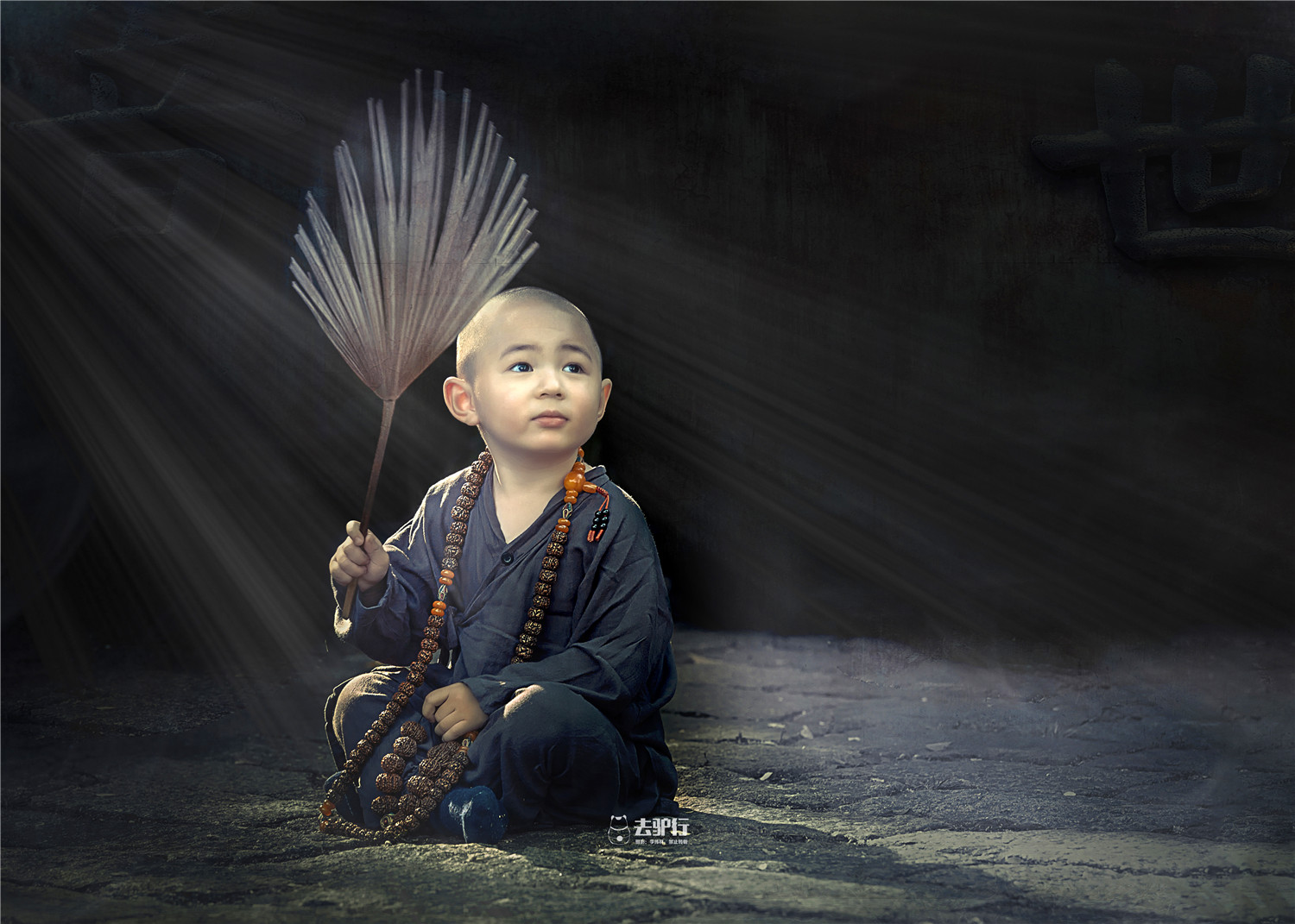 苏州这个小和尚在姑苏北寺塔下萌翻了路人游客