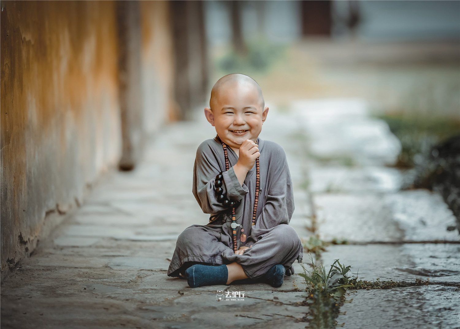 苏州这个小和尚在姑苏北寺塔下萌翻了路人游客