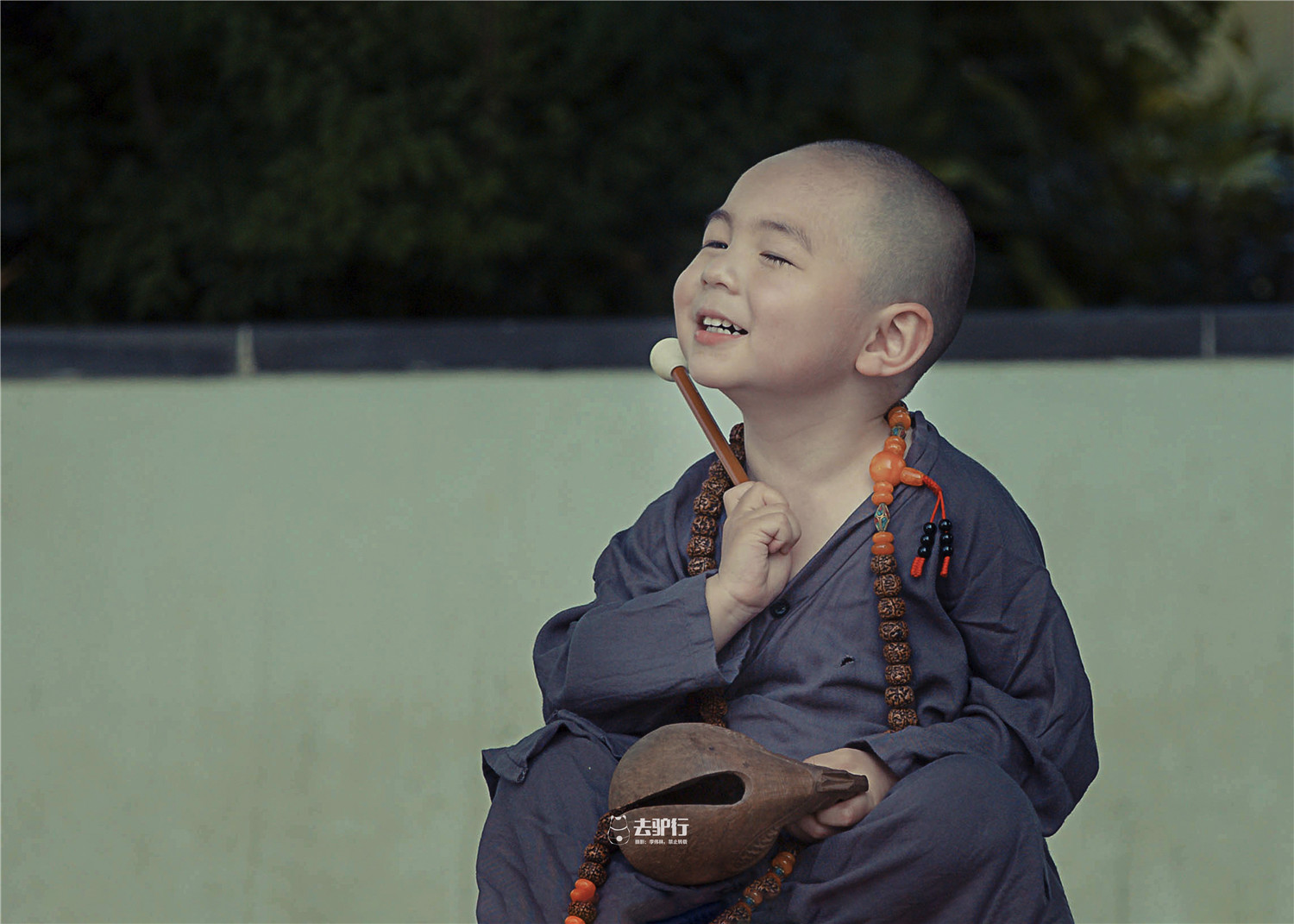 苏州这个小和尚在姑苏北寺塔下萌翻了路人游客