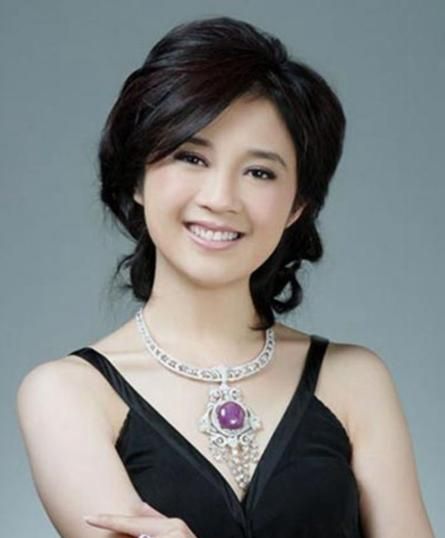 被誉为最美女主持,网传丈夫为她花1亿离婚,挺孕肚才嫁入豪门?