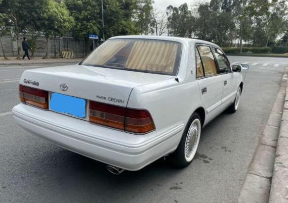 上个世纪的老皇冠打开引擎盖后网友国产车再过10年也比不上