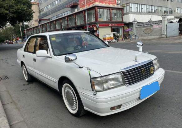 上个世纪的老皇冠打开引擎盖后网友国产车再过10年也比不上