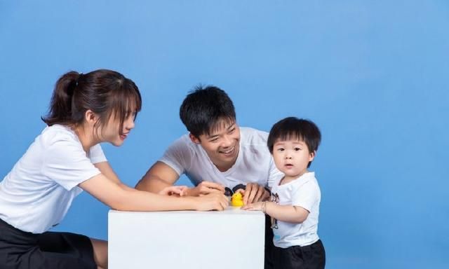 老公帅老婆靓苏炳添妻子母亲节晒全家福 网友:好甜蜜的一家三口