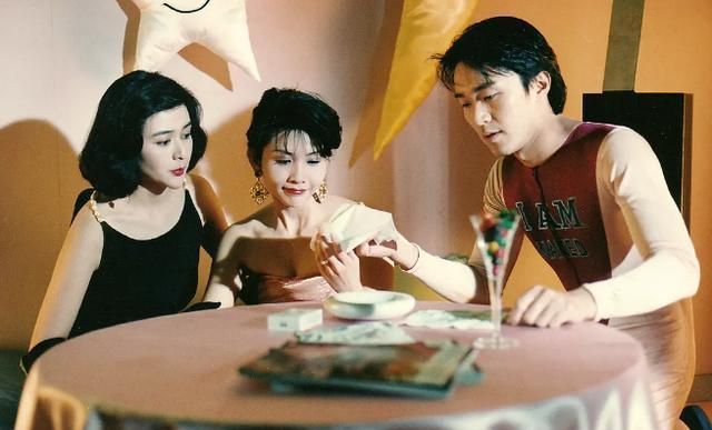 比如周星驰主演的《整蛊专家》,邱淑贞虽然并非女主角,但戏份出彩,连